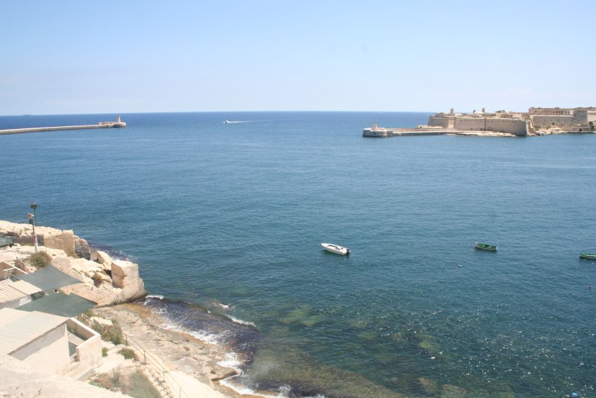 Grand Harbour_entrance-site_of_many_a _amous_photograph_of_naval_ships