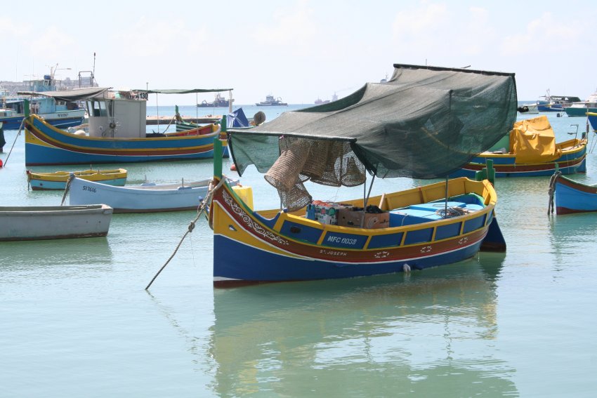 loca-traditionall-fishing-boat