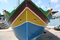 local-traditional-fishing-boat_note_asymetric_plank-runs
