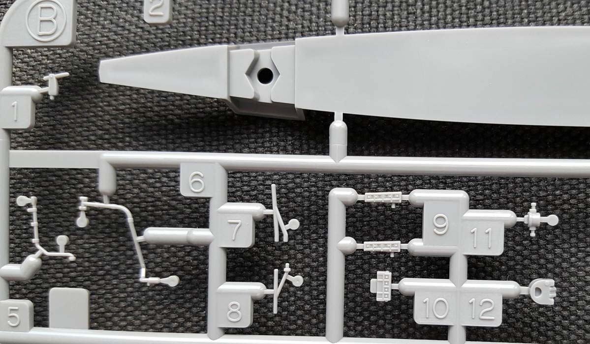 Sprue-B---W-L-plate-bow,-auxiliary-piping,-jackstaffs,-etc